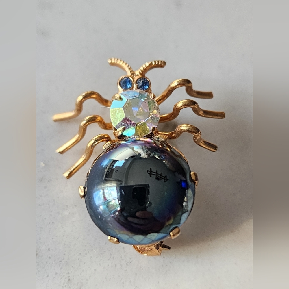 Whimsical Gold and Black Spider Brooch with Dynamic Design - Picture 2 of 6
